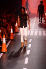 Model walk the ramp for Arjun Khanna at LFW 2014 Day 5 on 23rd Aug 2014 (109)_53fb20b19899a.JPG