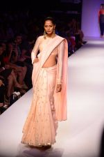 Model walk the ramp for Payal Singhal at LFW 2014 Day 5 on 23rd Aug 2014 (120)_53faf939acd4c.JPG