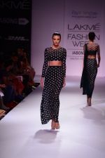 Model walk the ramp for Payal Singhal at LFW 2014 Day 5 on 23rd Aug 2014 (163)_53faf96af2a90.JPG