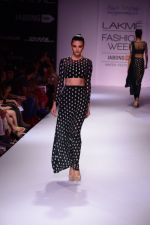 Model walk the ramp for Payal Singhal at LFW 2014 Day 5 on 23rd Aug 2014 (165)_53faf96d3d563.JPG