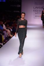Model walk the ramp for Payal Singhal at LFW 2014 Day 5 on 23rd Aug 2014 (166)_53faf96e4bed2.JPG
