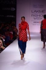 Model walk the ramp for Payal Singhal at LFW 2014 Day 5 on 23rd Aug 2014 (222)_53faf9afddea3.JPG