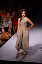 Model walk the ramp for Payal Singhal at LFW 2014 Day 5 on 23rd Aug 2014 (341)_53faf9e695771.JPG