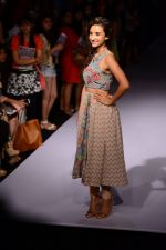 Model walk the ramp for Payal Singhal at LFW 2014 Day 5 on 23rd Aug 2014 (343)_53faf9e89fef7.JPG