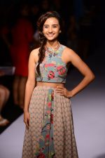 Model walk the ramp for Payal Singhal at LFW 2014 Day 5 on 23rd Aug 2014 (347)_53faf9ecd192a.JPG