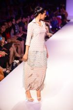 Model walk the ramp for Payal Singhal at LFW 2014 Day 5 on 23rd Aug 2014 (79)_53faf900822db.JPG