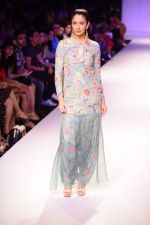 Model walk the ramp for Payal Singhal at LFW 2014 Day 5 on 23rd Aug 2014 (89)_53faf91274d11.JPG