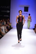 Model walk the ramp for Sonaakshi Raaj at LFW 2014 Day 6 on 24th Aug 2014 (95)_53fb2d10bbe17.JPG