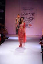 Vaani Kapoor walk the ramp for Payal Singhal at LFW 2014 Day 5 on 23rd Aug 2014 (354)_53faf903cc7ee.JPG