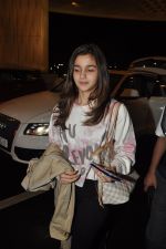 Alia Bhatt at airport in Mumbai on 25th Aug 2014 (14)_53fc906b3175d.JPG
