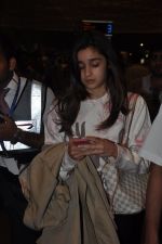Alia Bhatt at airport in Mumbai on 25th Aug 2014 (31)_53fc907dc2503.JPG