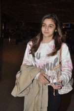 Alia Bhatt at airport in Mumbai on 25th Aug 2014 (42)_53fc908a6dc0d.JPG