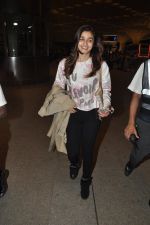 Alia Bhatt at airport in Mumbai on 25th Aug 2014 (46)_53fc908fe5cce.JPG