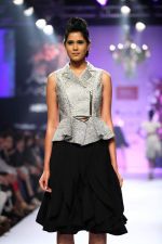 Model walk the ramp for Varun Bahl at LFW 2014 Day 6 on 24th Aug 2014 (135)_53fc77276674e.JPG