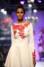 Model walk the ramp for Varun Bahl at LFW 2014 Day 6 on 24th Aug 2014 (162)_53fc774286364.JPG