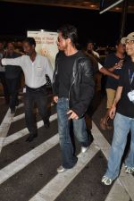 Shahrukh Khan with son snapped at airport in Mumbai on 25th Aug 2014 (10)_53fc93beadf50.JPG