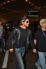 Shahrukh Khan with son snapped at airport in Mumbai on 25th Aug 2014 (13)_53fc93c0ccb2f.JPG