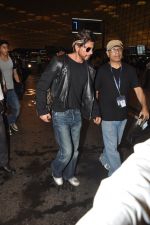 Shahrukh Khan with son snapped at airport in Mumbai on 25th Aug 2014 (14)_53fc93c206fc0.JPG