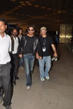 Shahrukh Khan with son snapped at airport in Mumbai on 25th Aug 2014 (17)_53fc93c54f928.JPG