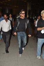 Shahrukh Khan with son snapped at airport in Mumbai on 25th Aug 2014 (22)_53fc93cb42f60.JPG