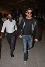 Shahrukh Khan with son snapped at airport in Mumbai on 25th Aug 2014 (24)_53fc93cd78bbd.JPG
