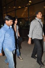 Shahrukh Khan with son snapped at airport in Mumbai on 25th Aug 2014 (25)_53fc93ceaaafb.JPG