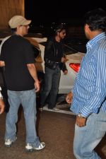 Shahrukh Khan with son snapped at airport in Mumbai on 25th Aug 2014 (3)_53fc93b66b810.JPG