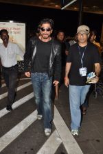 Shahrukh Khan with son snapped at airport in Mumbai on 25th Aug 2014 (8)_53fc93bc491dc.JPG