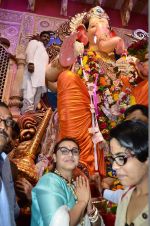 Rani Mukherjee visits Lalbaug Ka Raja in Mumbai on 29th Aug 2014 (21)_540134f0e1a35.JPG