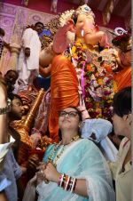 Rani Mukherjee visits Lalbaug Ka Raja in Mumbai on 29th Aug 2014 (25)_540134f73cd69.JPG