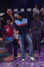 Abhishek Bachchan at Pro Kabaddi grand finale in Mumbai on 31st Aug 2014 (23)_540422d404e49.JPG