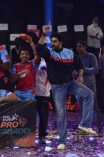 Abhishek Bachchan at Pro Kabaddi grand finale in Mumbai on 31st Aug 2014 (27)_540422d9e8b27.JPG