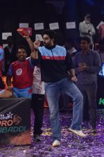 Abhishek Bachchan at Pro Kabaddi grand finale in Mumbai on 31st Aug 2014 (29)_540422dccb428.JPG