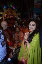 Rani Mukherjee at Chinchpokli Ganpati in Mumbai on 1st Sept 2014 (222)_54056b2bd00fa.JPG