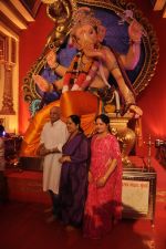 Sunanda Shetty offers prayer at Chinchpokli cha Raja in Mumbai on 1st Sept 2014 (20)_540567865658d.JPG