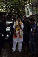 Abhishek Bachchan visits Siddhivinayak Temple in Mumbai on 4th Sept 2014 (2)_54095e2e22713.JPG