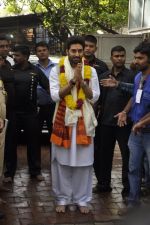 Abhishek Bachchan visits Siddhivinayak Temple in Mumbai on 4th Sept 2014 (8)_54095e34ad5ba.JPG