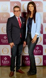 Shilpa Shetty Kundra, Chairperson, Satyug Gold Pvt. Ltd and Vikram Raizada, Executive Director, CEO (Retail), Tara Jewels Ltd_540afbf0a1565.jpg