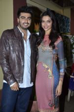Arjun Kapoor and Deepika Padukone on the sets of Star Plus serial in Chandivili on 9th Sept 2014 (90)_54104d8cc58a2.JPG