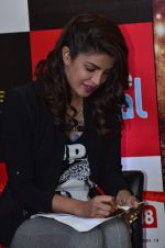 Priyanka Chopra promotes Mary Kom at Reliance outlet in Mumbai on 11th Sept 2014 (74)_5412a059979d6.JPG