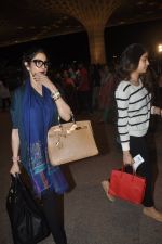 Sridevi snapped with Boney Kapoor & Daughters in Mumbai Airport on 11th Sept 2014 (17)_54129e5c5dc1f.JPG