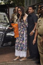 Deepika Padukone visits Siddhivinayak Temple to take blessings for Finding Fanny in Mumbai on 12th Sept 2014 (11)_5413ba9f66d36.JPG