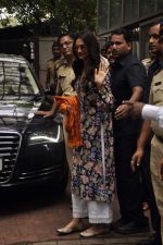 Deepika Padukone visits Siddhivinayak Temple to take blessings for Finding Fanny in Mumbai on 12th Sept 2014 (12)_5413baa3a332e.JPG