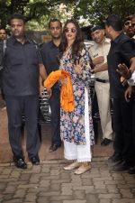 Deepika Padukone visits Siddhivinayak Temple to take blessings for Finding Fanny in Mumbai on 12th Sept 2014 (17)_5413baa9ca157.JPG