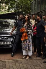 Deepika Padukone visits Siddhivinayak Temple to take blessings for Finding Fanny in Mumbai on 12th Sept 2014 (7)_5413ba98e46a4.JPG
