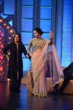 Deepika Padukone, Farah Khan at the Audio release of Happy New Year on 15th Sept 2014 (317)_54184f2f45af2.JPG