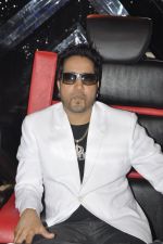 Mika Singh on the sets of Raw Star in Mumbai on 15th Sept 2014 (55)_5417e7e7d4903.JPG
