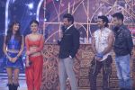 Anil Kapoor at the grand finale of Jhalak Dikhhla Jaa in Filmistan, Mumbai on 18th Sept 2014 (327)_541c18520fb9a.JPG