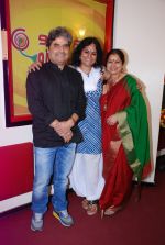 The adorable couple, Rekha & Vishal Bhardwaj at Radio Mirchi Mumbai studio on 18th Sept 2014 (5)_541c25657b4bc.JPG