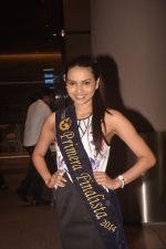 Gail Nicole Da Silva, Miss India snapped after she returns from as winner from contest in Airport on 20th Sept 2014 (101)_541eb4afd28e0.JPG